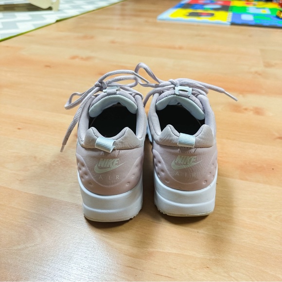 Nike Light Pink & White Air Max Motion LW SE Sneaker Women’s Size 8.5 - Picture 4 of 10